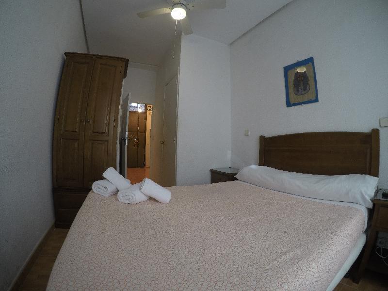 Hostal Los Perales Мадрид Екстер'єр фото A bedroom in a hotel