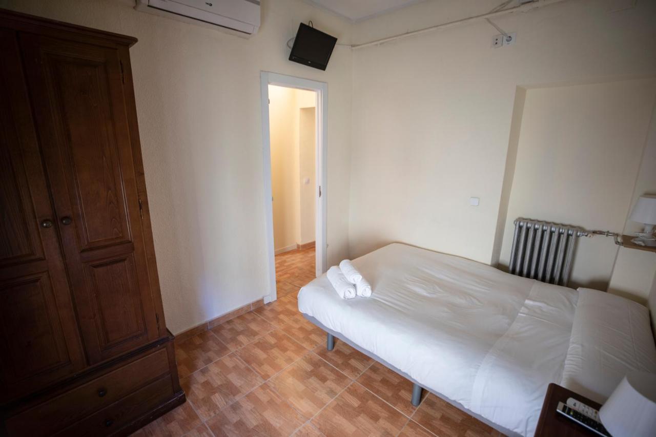 Hostal Los Perales Мадрид Екстер'єр фото A room at the hostel