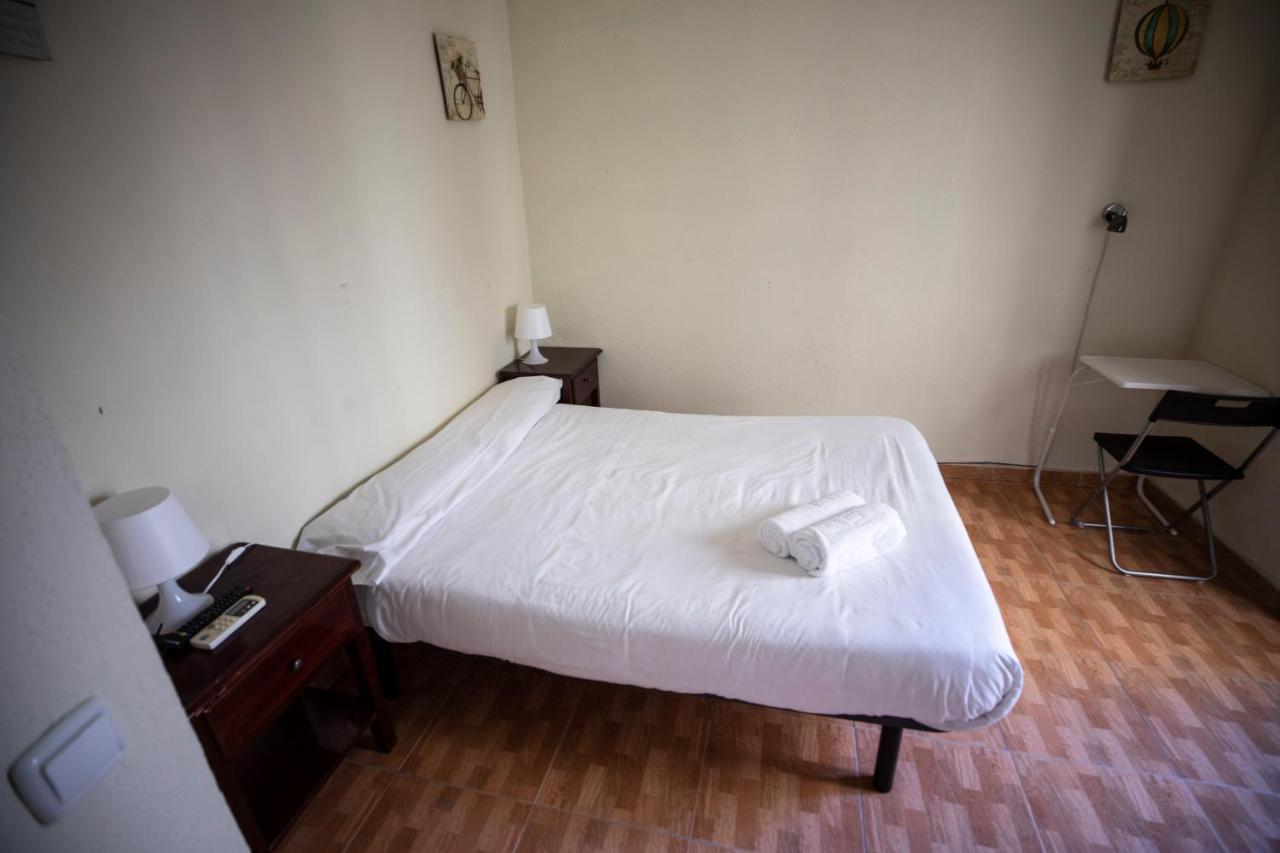 Hostal Los Perales Мадрид Екстер'єр фото A room at the hotel