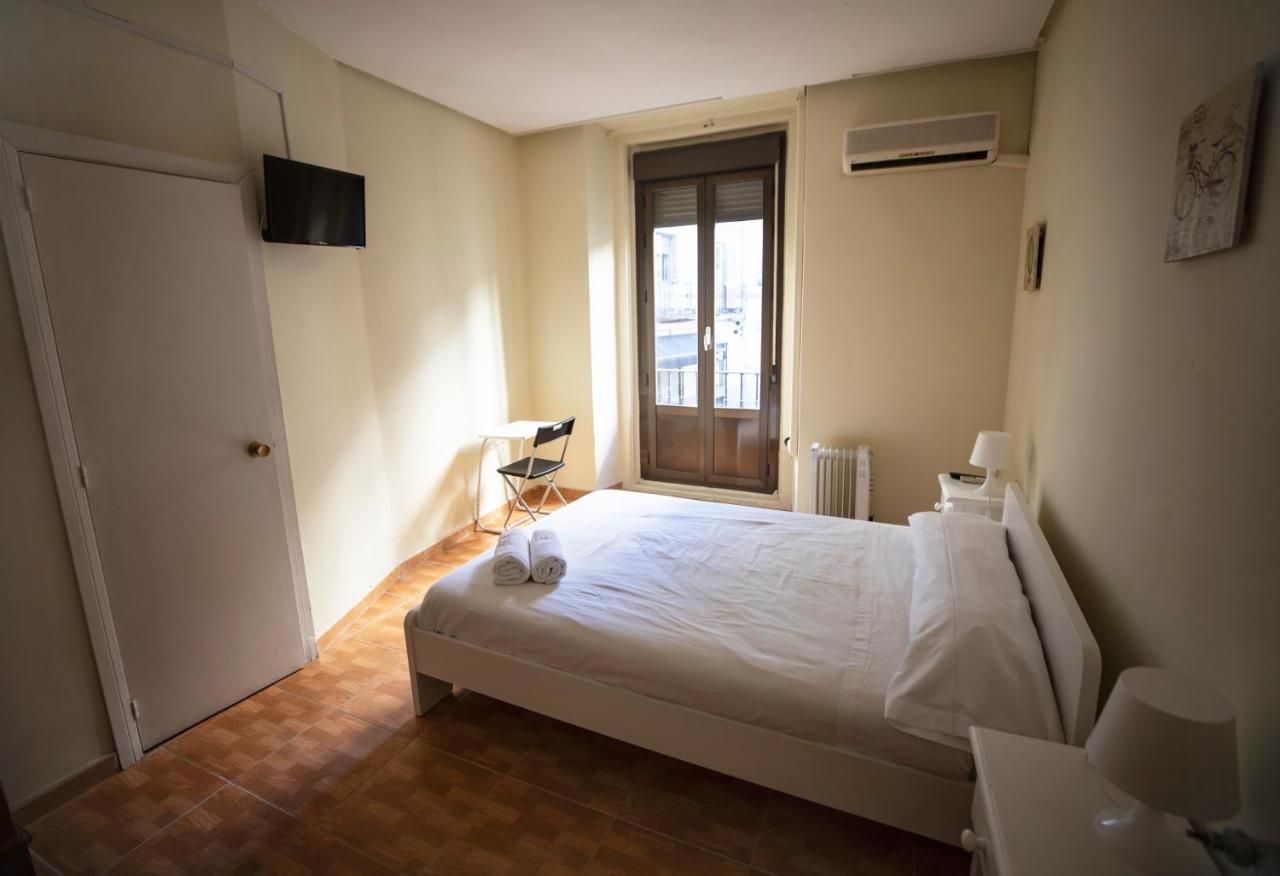 Hostal Los Perales Мадрид Екстер'єр фото A room at the hotel