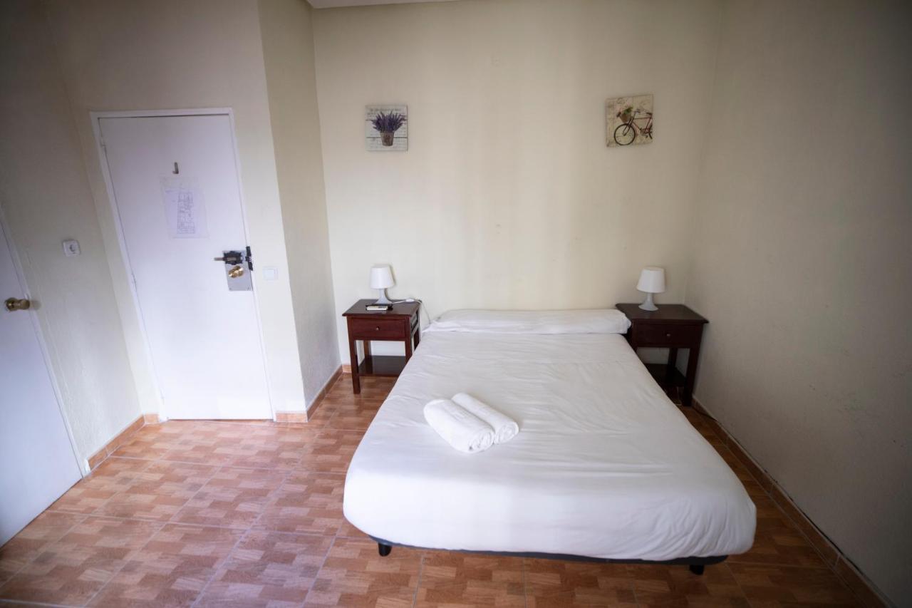 Hostal Los Perales Мадрид Екстер'єр фото A room at the hostel