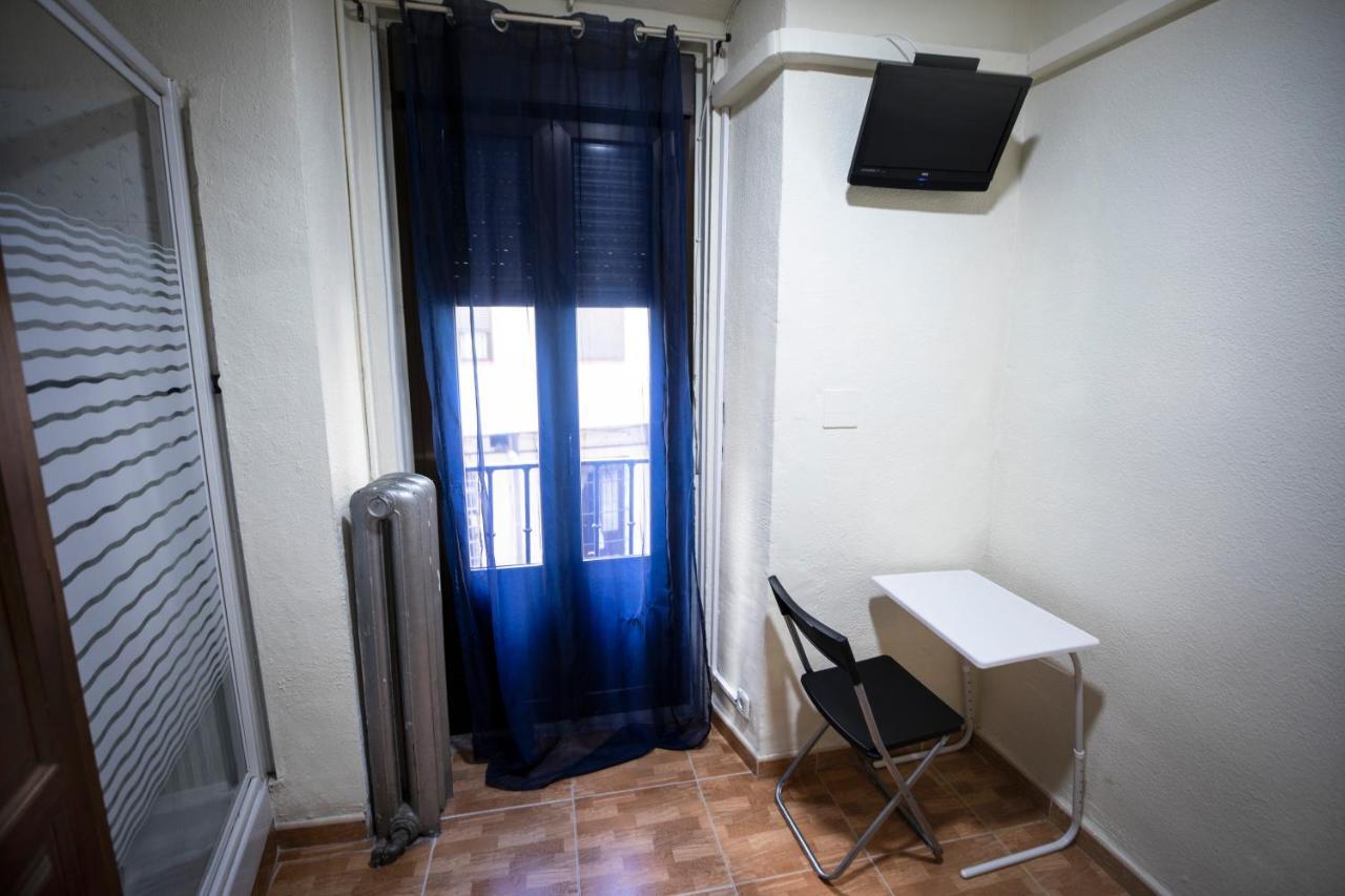 Hostal Los Perales Мадрид Екстер'єр фото A room at the hostel