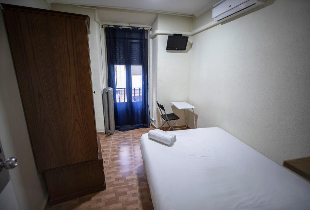 Hostal Los Perales Мадрид Екстер'єр фото A room at the hostel