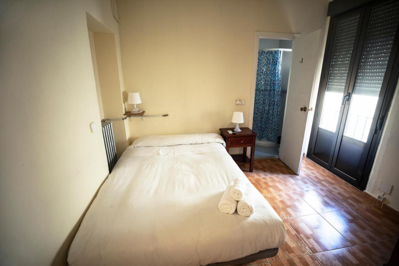 Hostal Los Perales Мадрид Екстер'єр фото A single room in a hotel