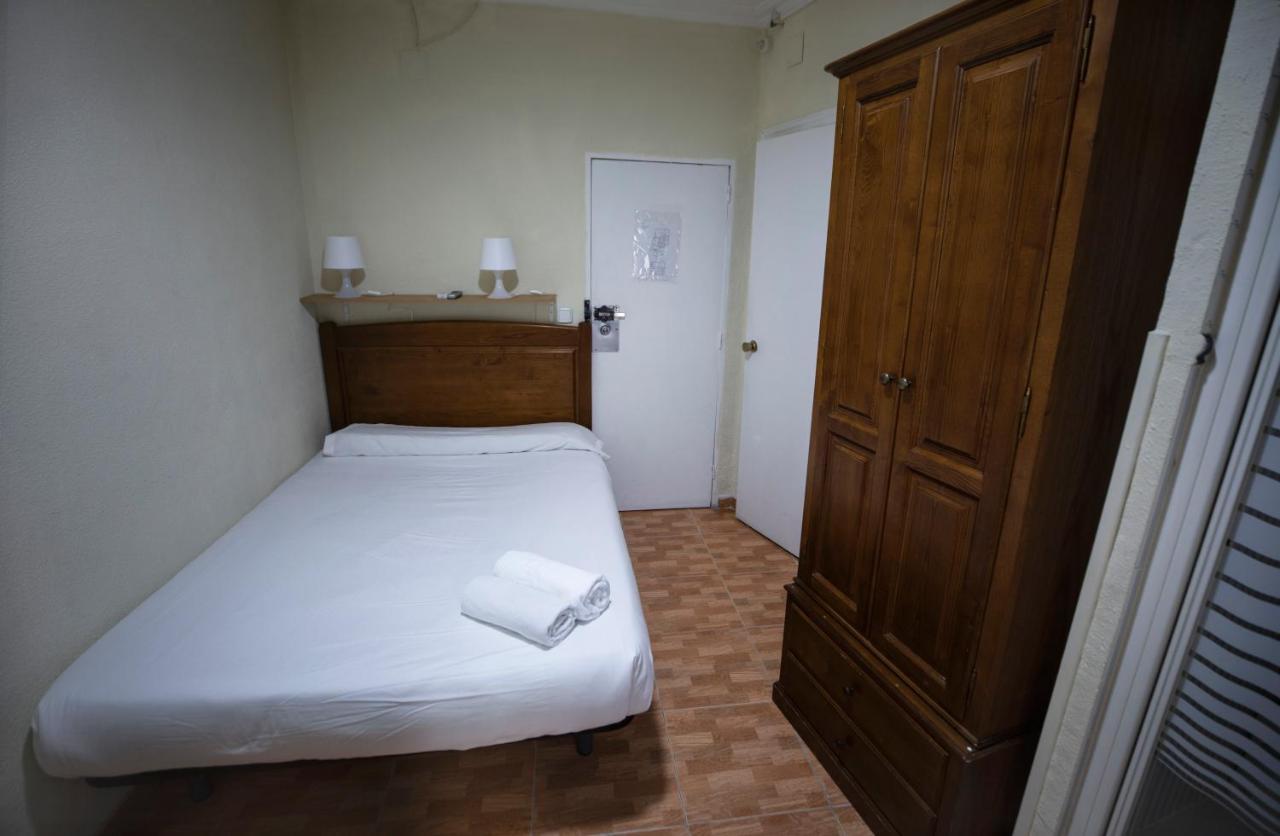 Hostal Los Perales Мадрид Екстер'єр фото A room at the hotel