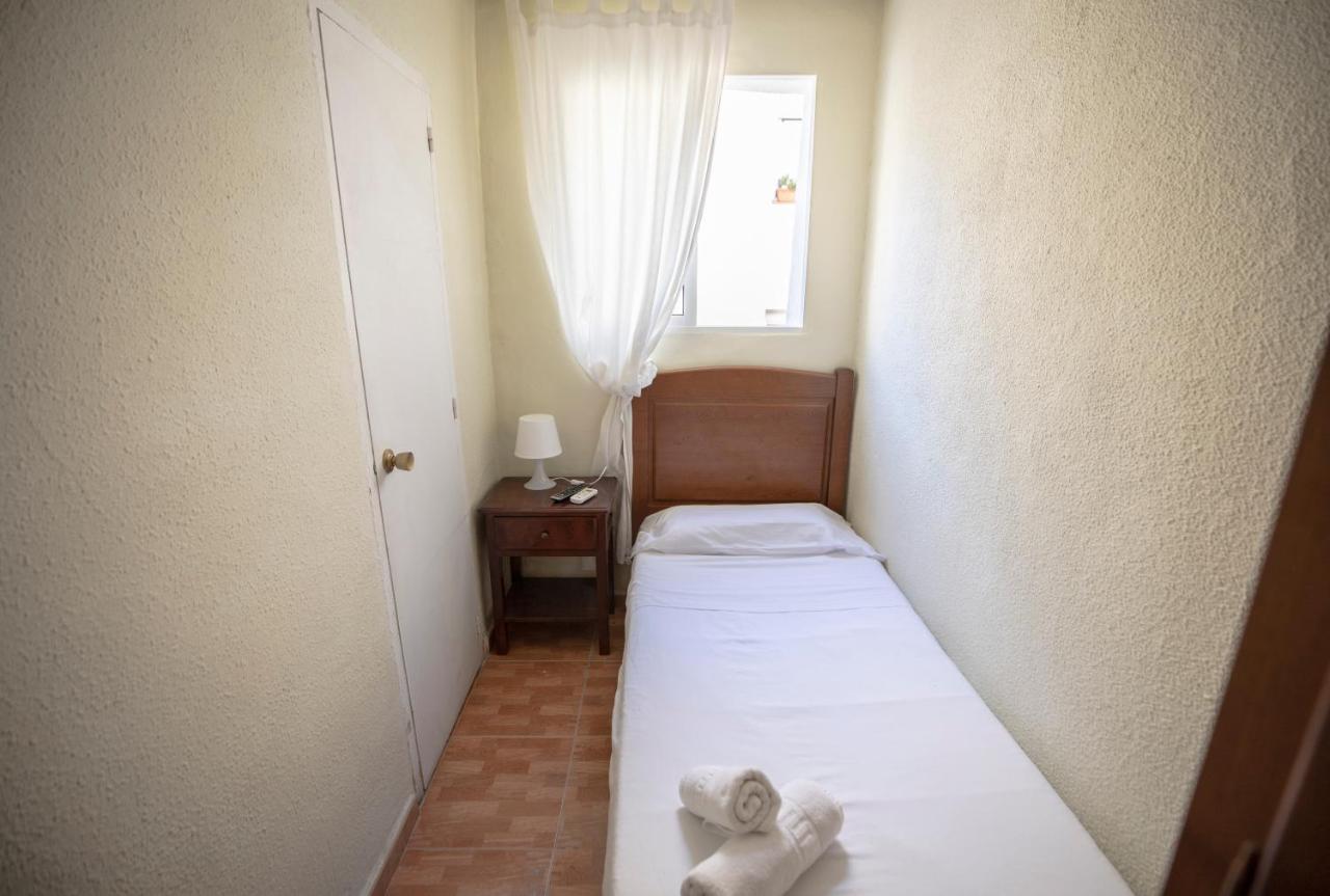Hostal Los Perales Мадрид Екстер'єр фото A single room