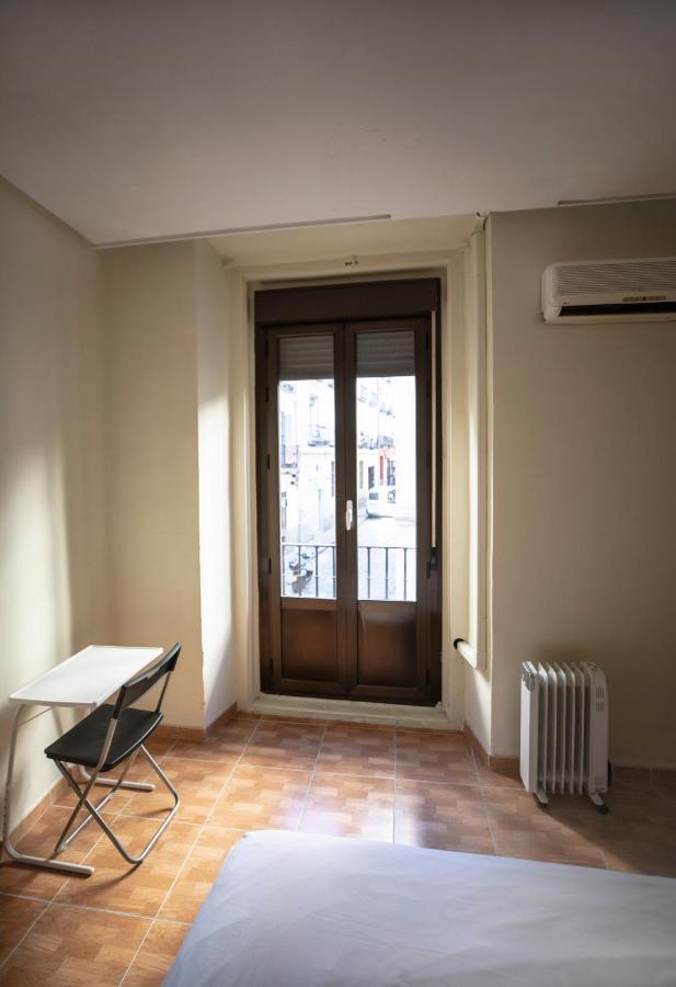 Hostal Los Perales Мадрид Екстер'єр фото A French window