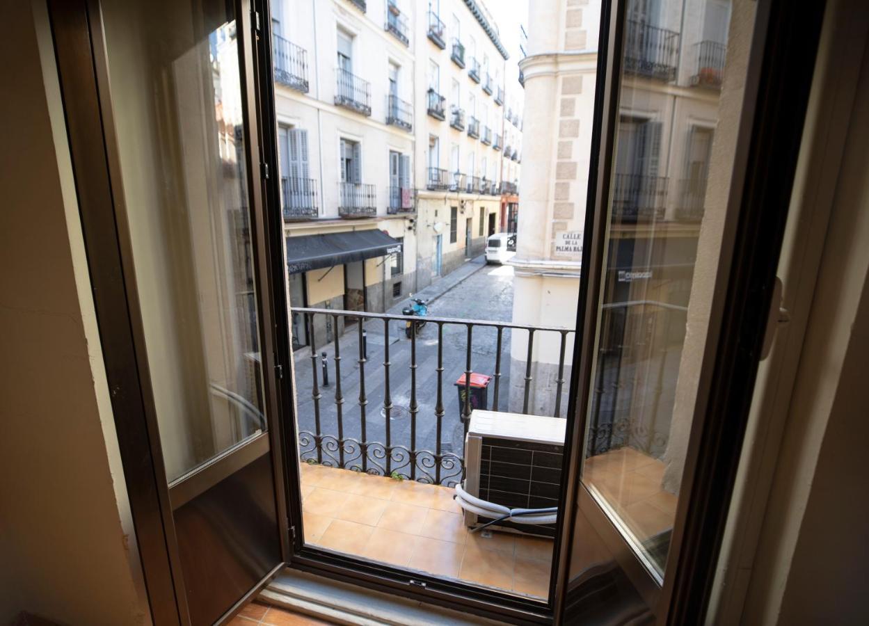 Hostal Los Perales Мадрид Екстер'єр фото A French window