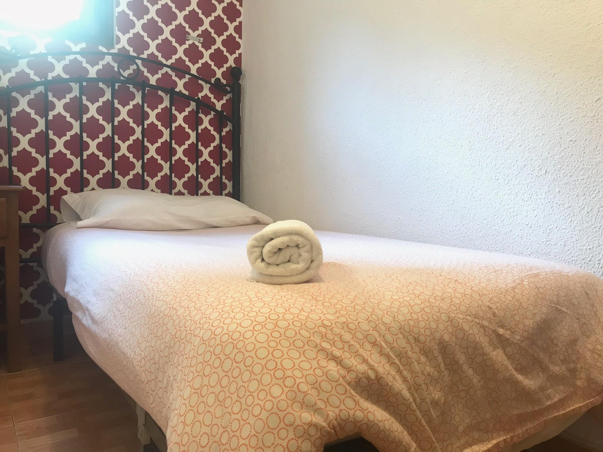 Hostal Los Perales Мадрид Екстер'єр фото A bed with a rolled towel
