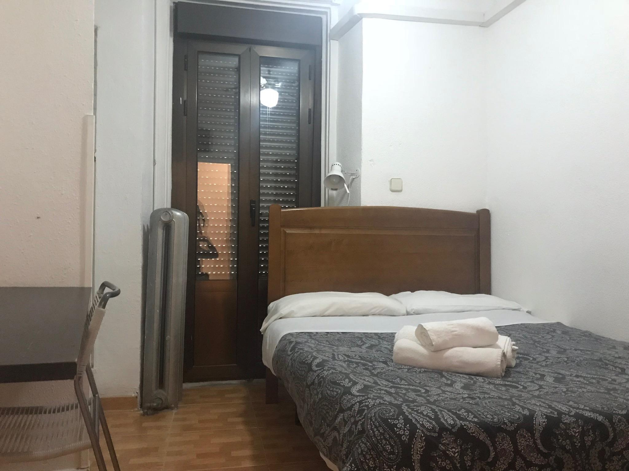 Hostal Los Perales Мадрид Екстер'єр фото A room at the hostel