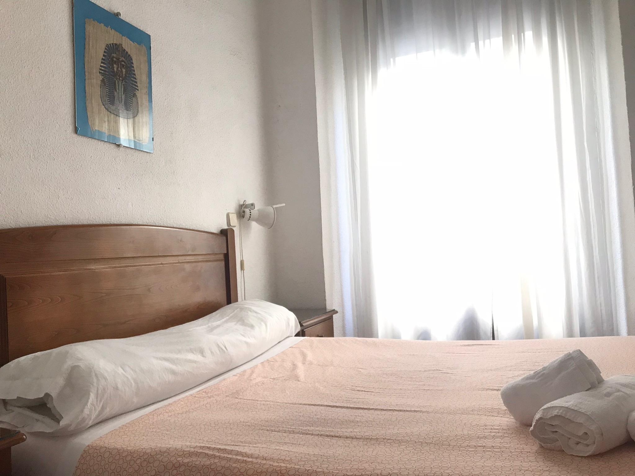 Hostal Los Perales Мадрид Екстер'єр фото A bedroom in a hotel
