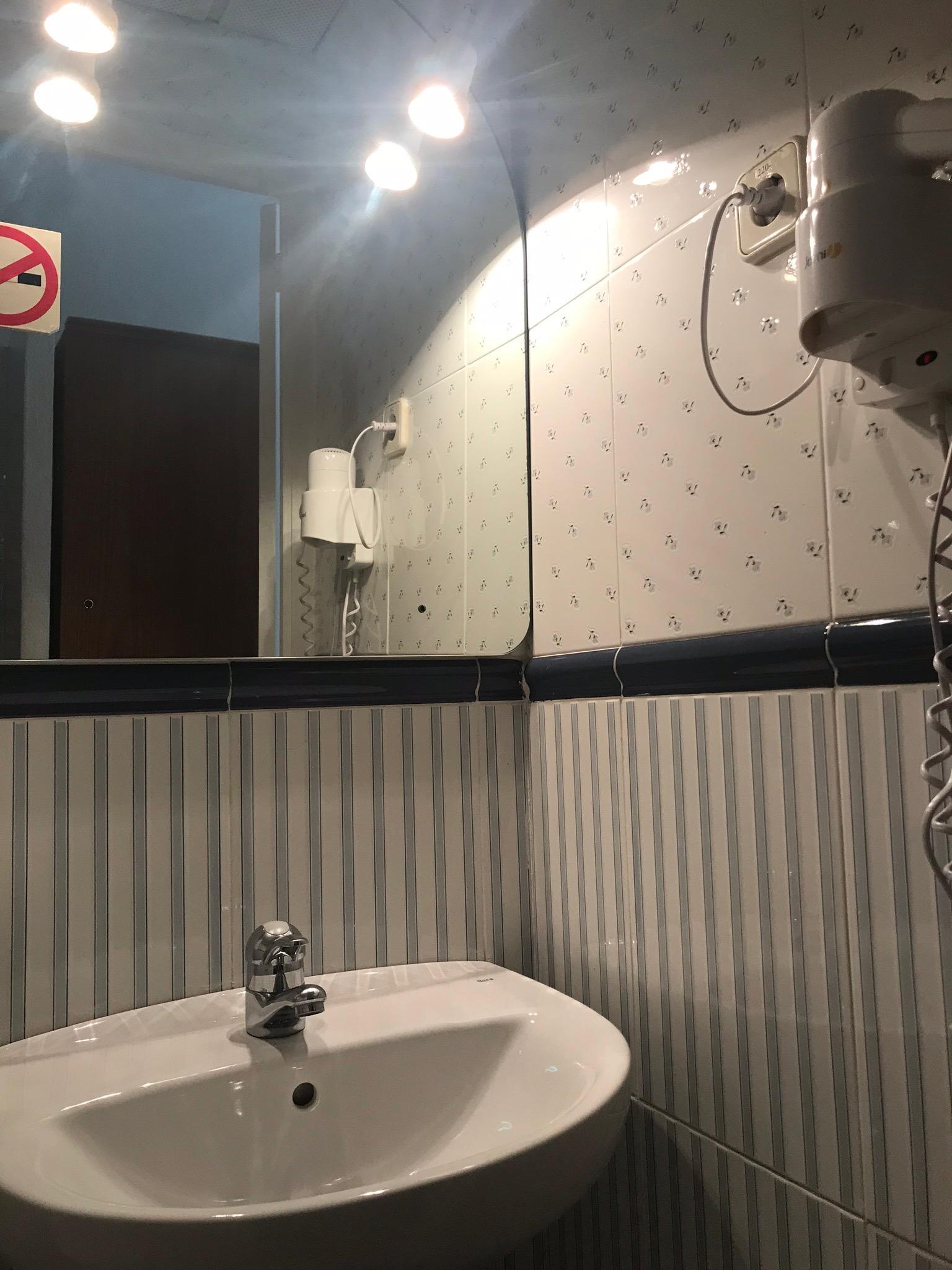 Hostal Los Perales Мадрид Екстер'єр фото A shower in a hotel bathroom