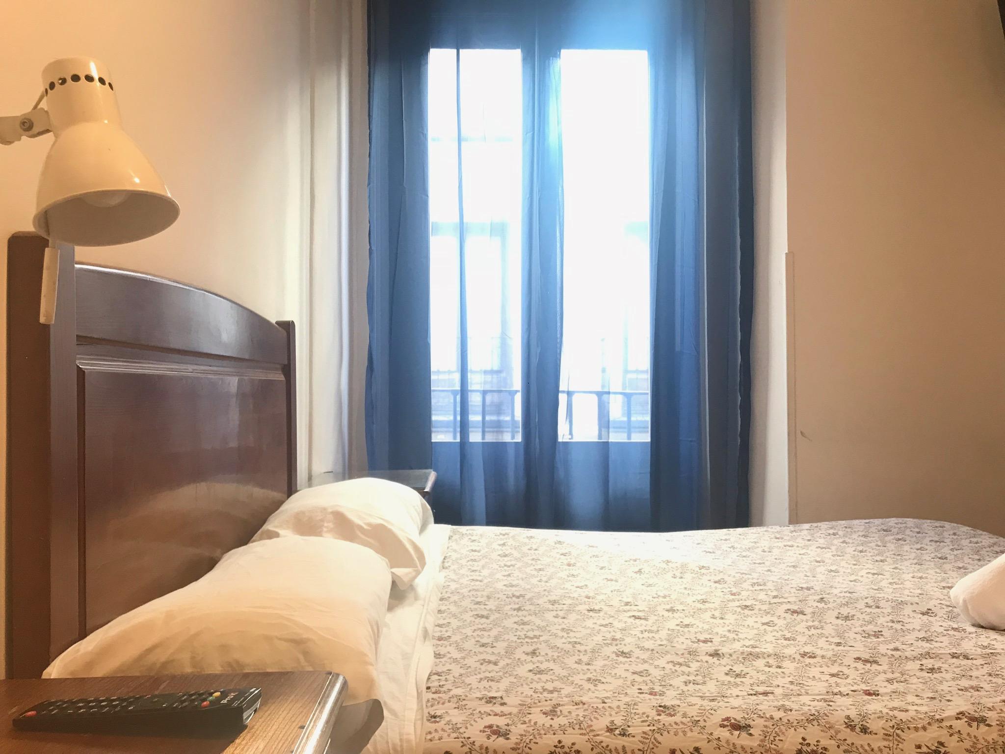 Hostal Los Perales Мадрид Екстер'єр фото A bedroom in a hotel
