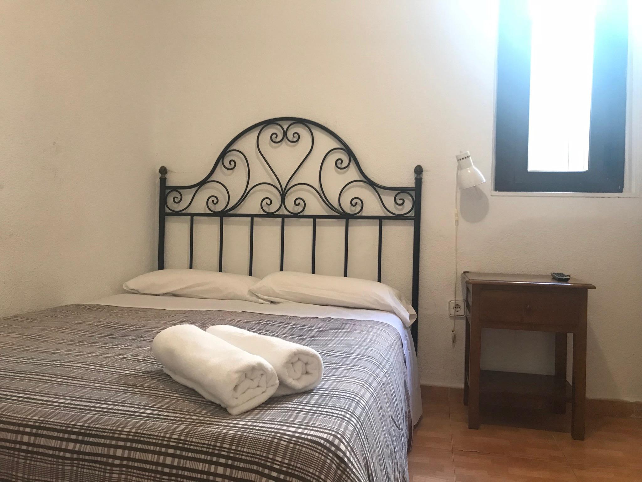 Hostal Los Perales Мадрид Екстер'єр фото A bedroom in a hostel