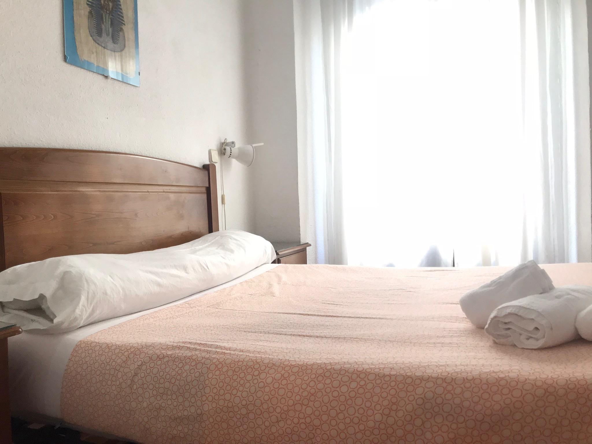 Hostal Los Perales Мадрид Екстер'єр фото A bed