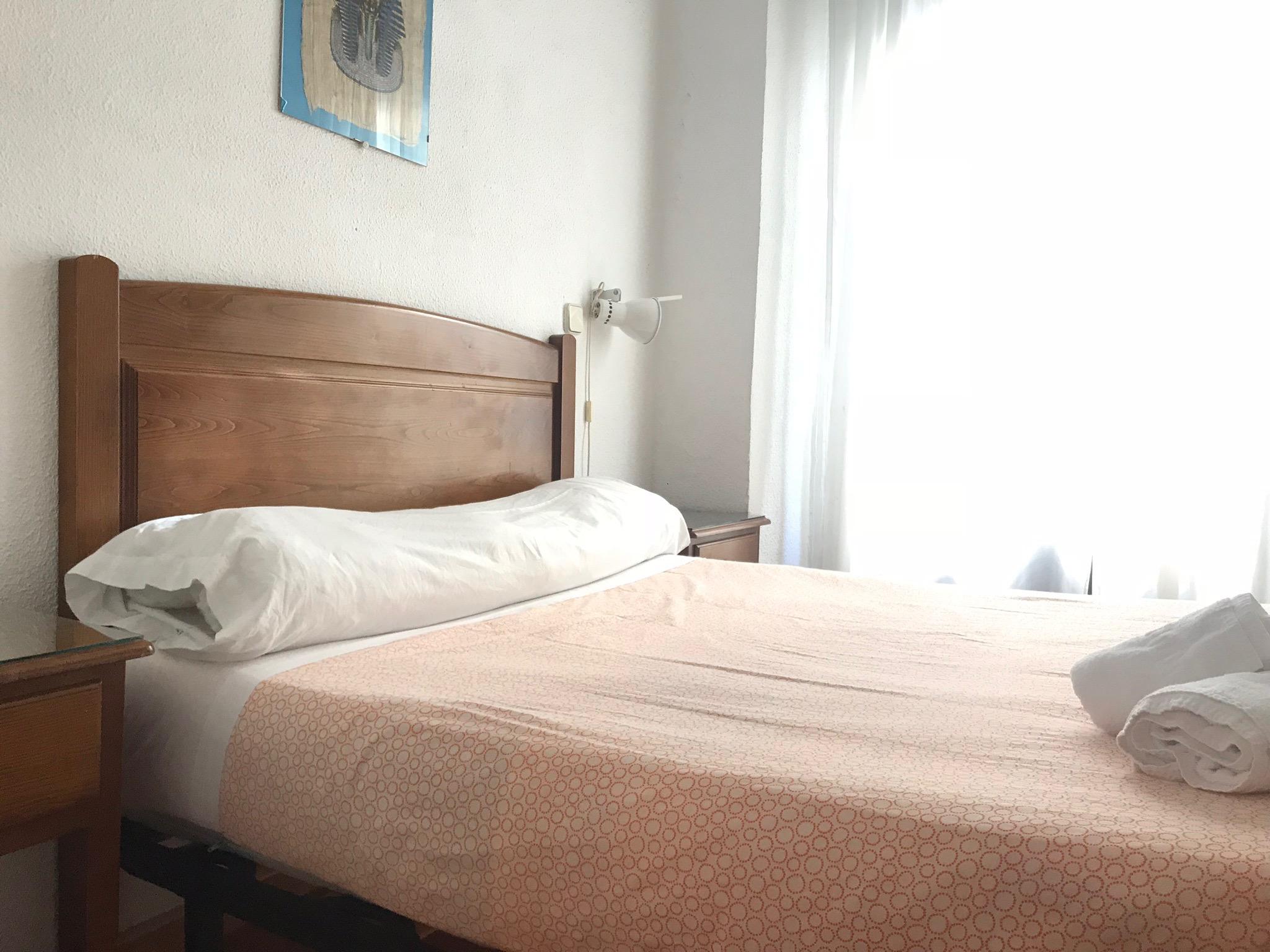 Hostal Los Perales Мадрид Екстер'єр фото A bed