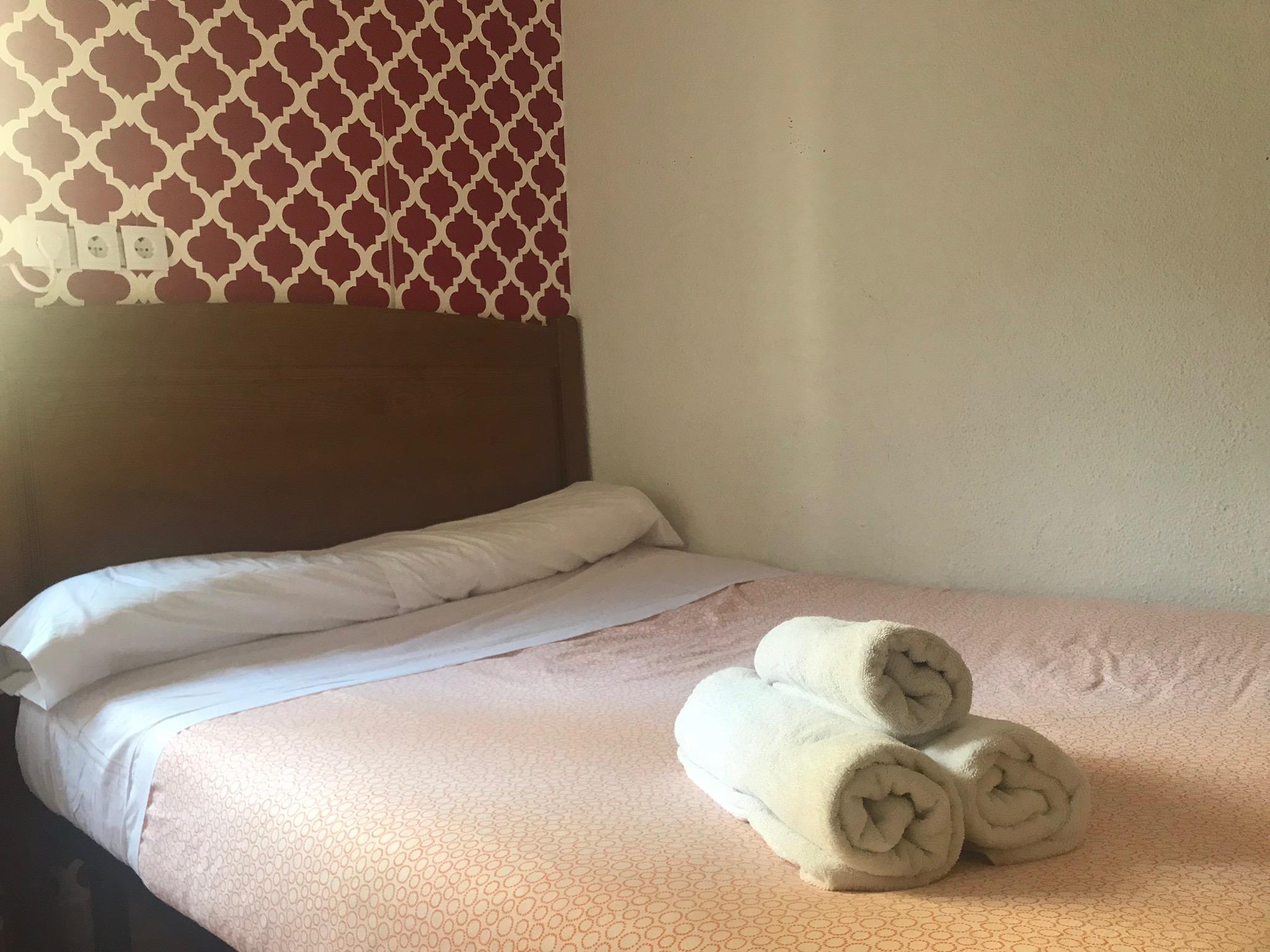 Hostal Los Perales Мадрид Екстер'єр фото A bed with towels