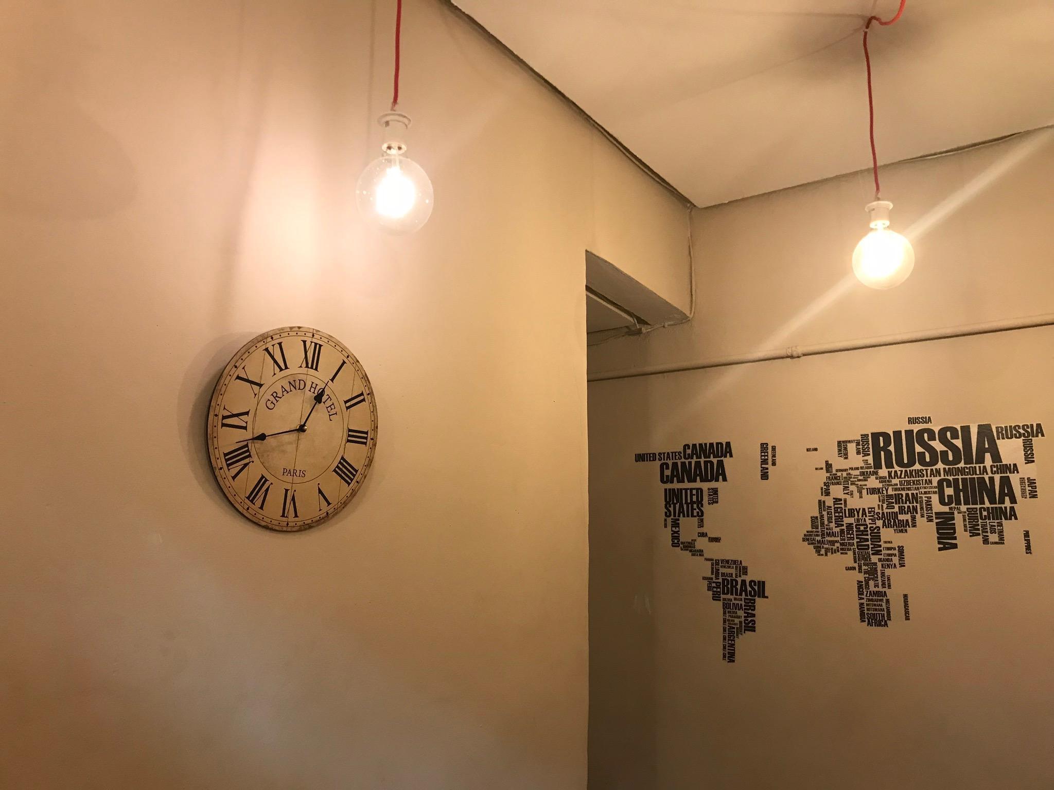 Hostal Los Perales Мадрид Екстер'єр фото A wall clock