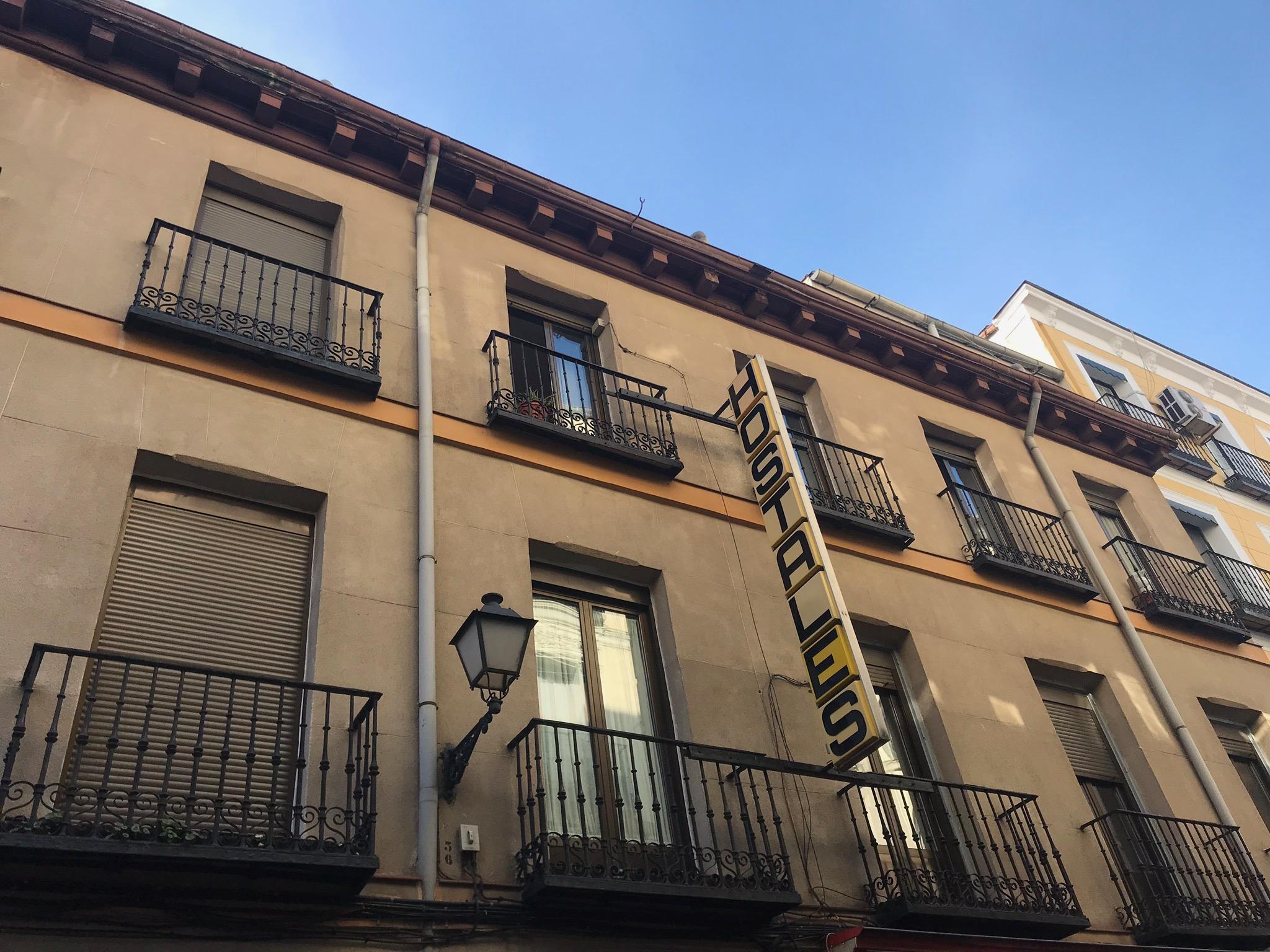 Hostal Los Perales Мадрид Екстер'єр фото Headquarters of the party in Madrid