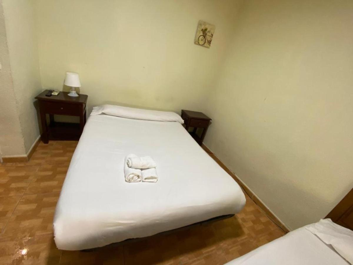 Hostal Los Perales Мадрид Екстер'єр фото A single bed