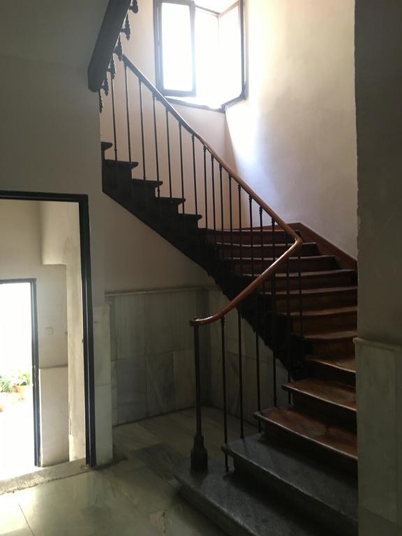 Hostal Los Perales Мадрид Екстер'єр фото The staircase of the house