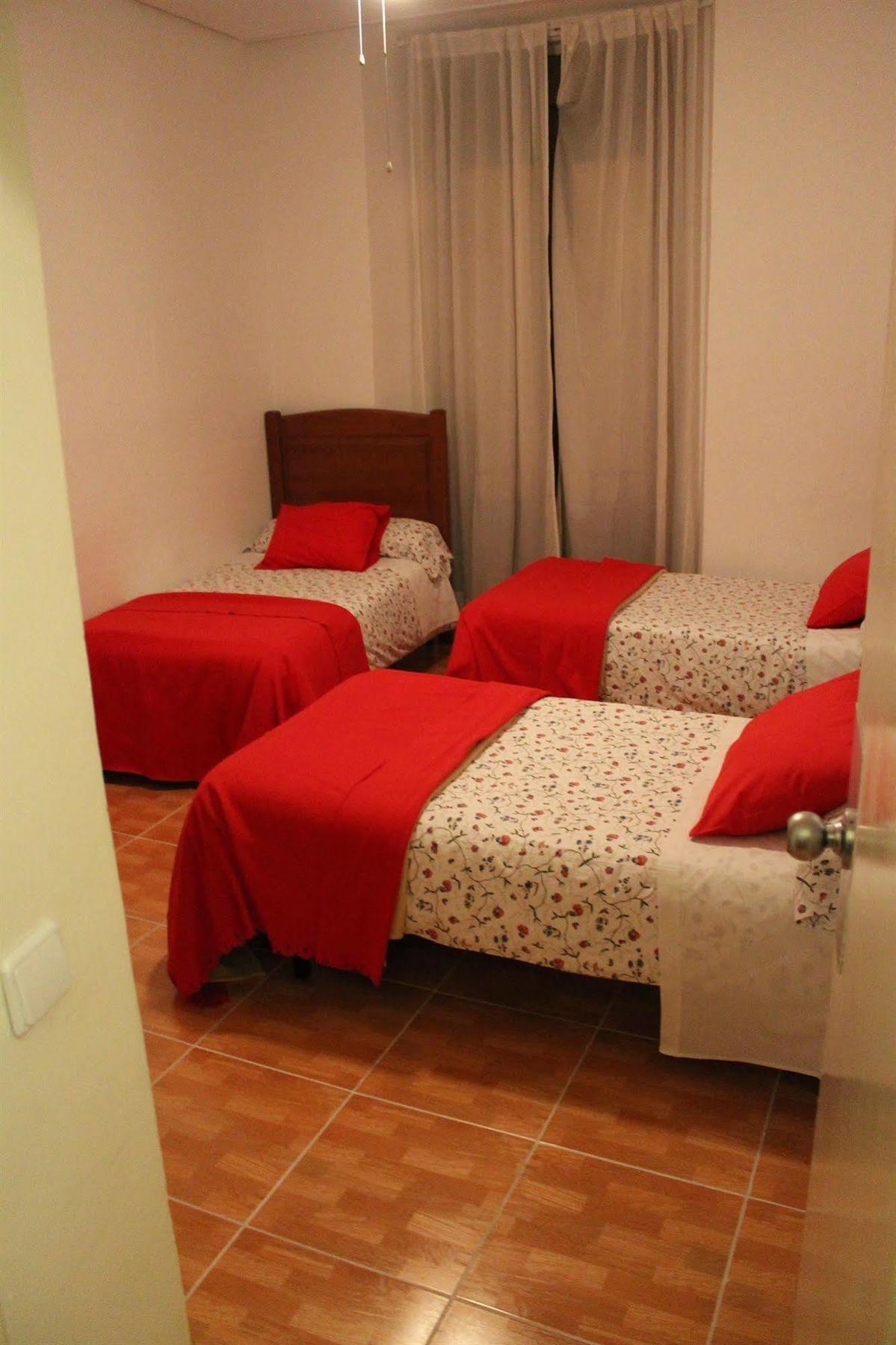 Hostal Los Perales Мадрид Екстер'єр фото A room at the hostel