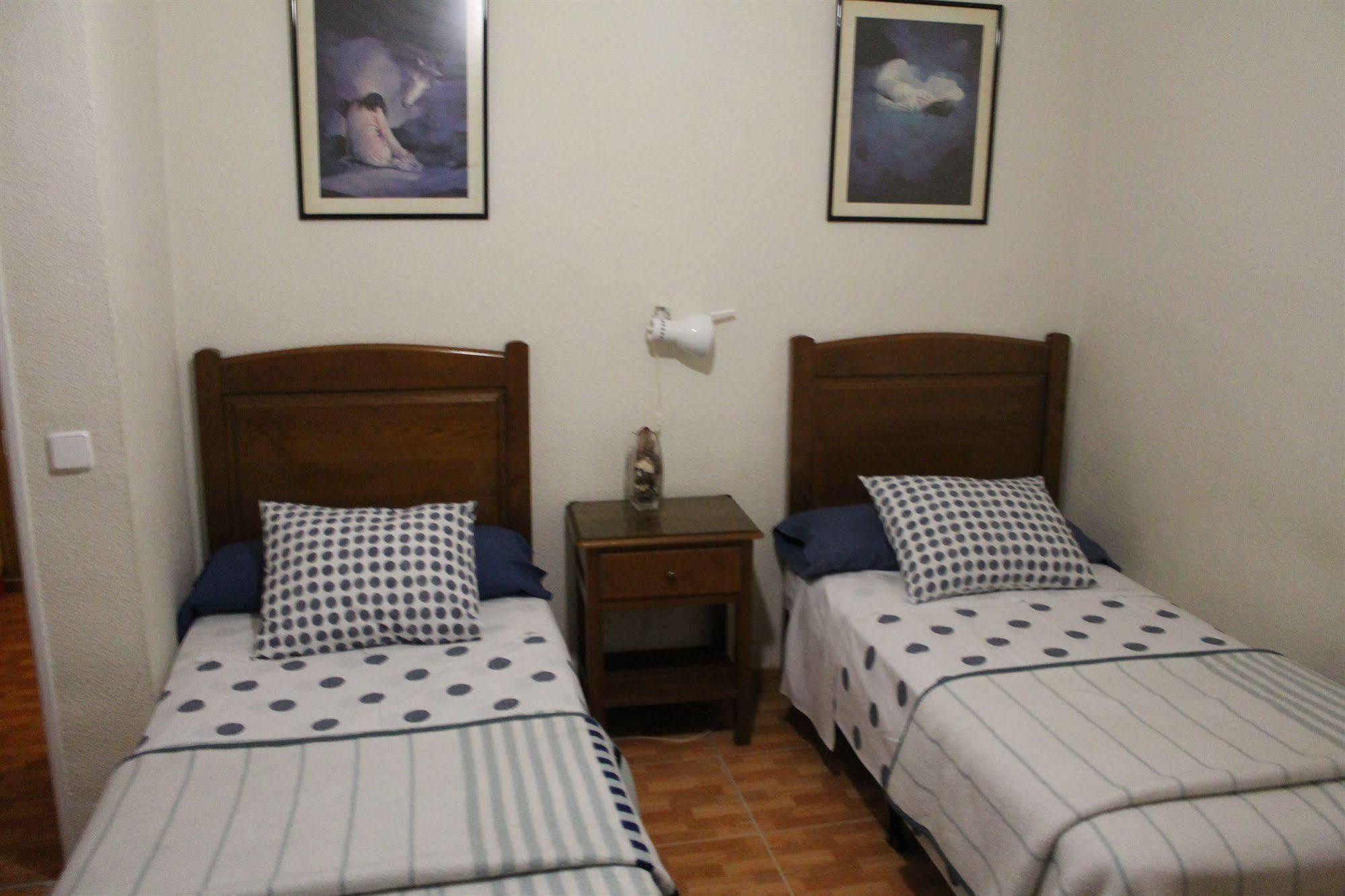 Hostal Los Perales Мадрид Екстер'єр фото A bedroom with two single beds