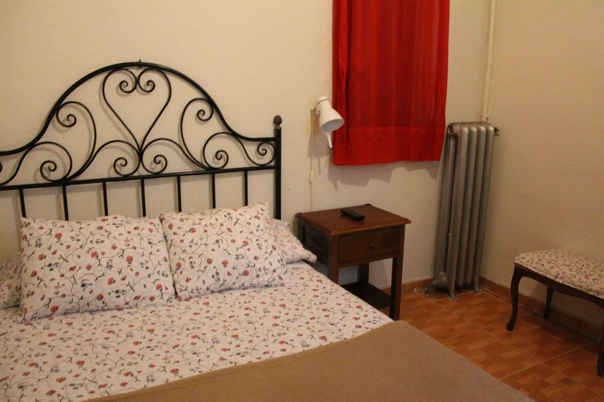 Hostal Los Perales Мадрид Екстер'єр фото A bedroom in a typical Italian house