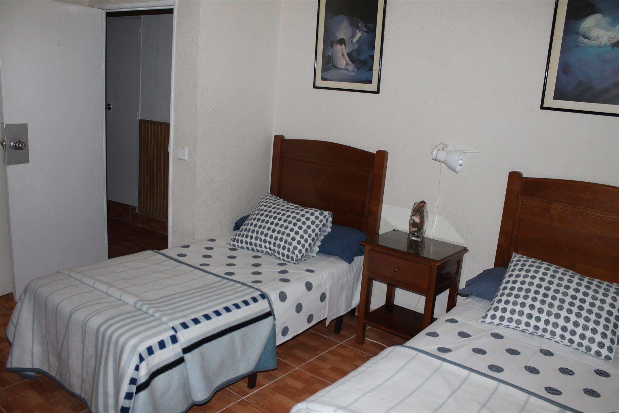 Hostal Los Perales Мадрид Екстер'єр фото A typical bedroom
