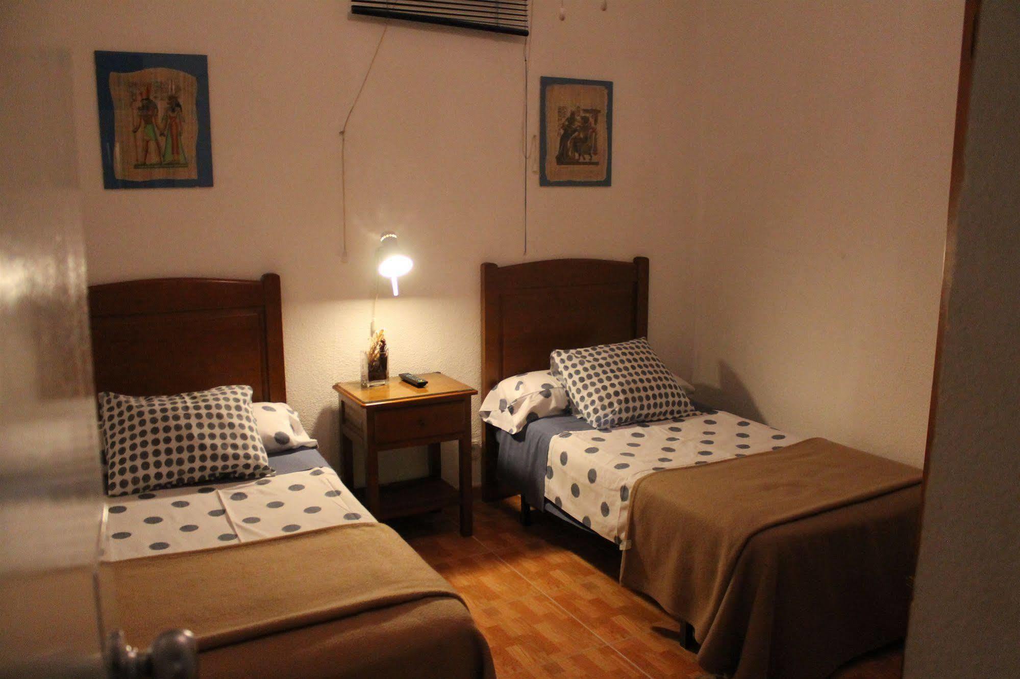Hostal Los Perales Мадрид Екстер'єр фото A room at the hostel
